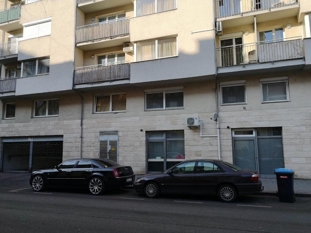ブダペストにあるPeter's appartementの建物の前に駐車した車両2台