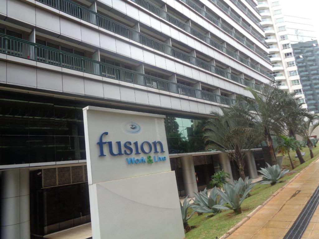 una señal frente a un edificio en Fusion Executivo, en Brasilia