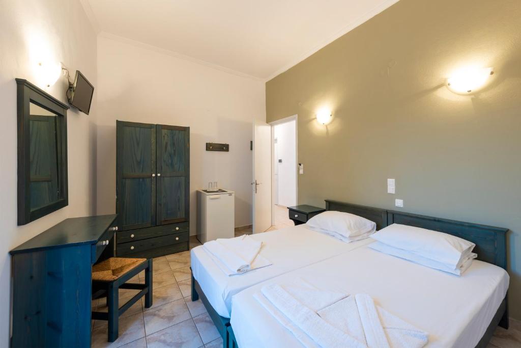 Postel nebo postele na pokoji v ubytování Angeliki Seaside Hotel