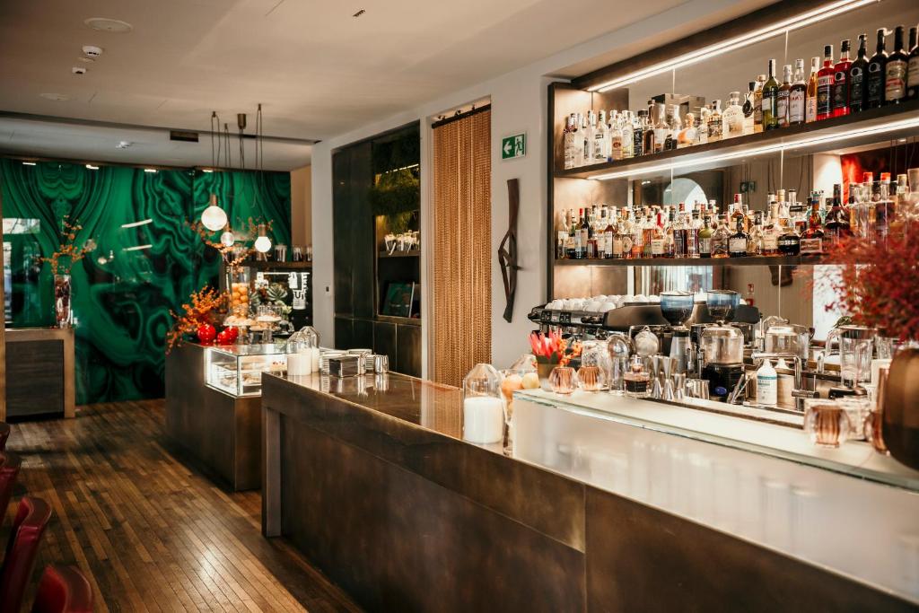 um bar num restaurante com balcão em Posta Design Hotel em Como