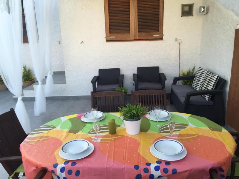 una mesa con un colorido mantel y platos en ella en Casa Tequila, en Riumar
