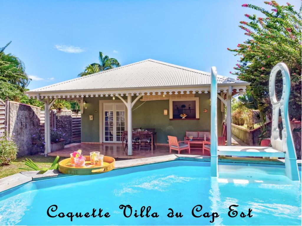 Bazén v ubytování Coquette villa du Cap Est nebo v jeho okolí