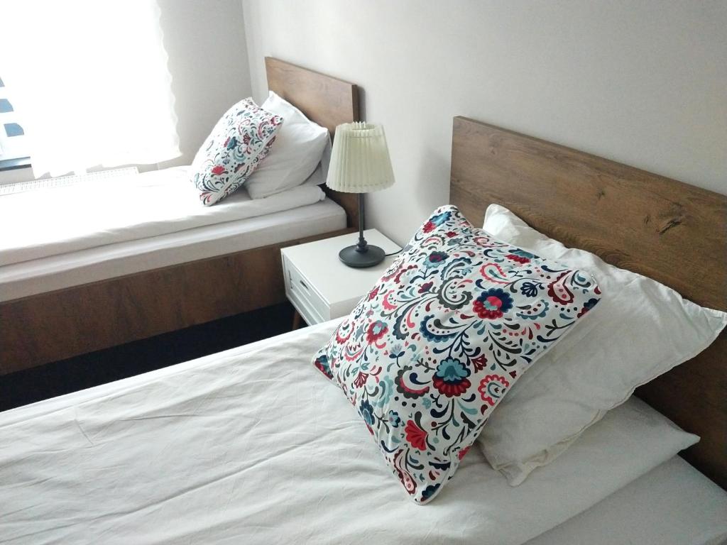 una camera da letto con un letto con un cuscino e una finestra di Cztery Kąty a Głogów