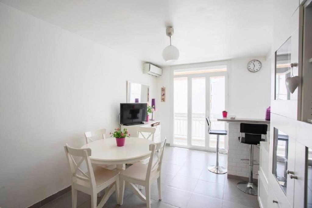 une cuisine et une salle à manger avec une table et des chaises dans l'établissement LE SAPHYR, à Antibes