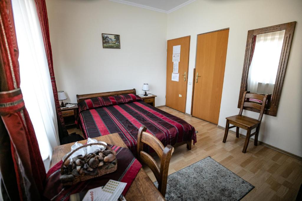 Postel nebo postele na pokoji v ubytování Pensiune Restaurant ROUTE60