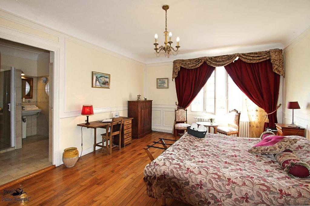 Postel nebo postele na pokoji v ubytování Hattonchatel Château & Restaurant La Table du Château