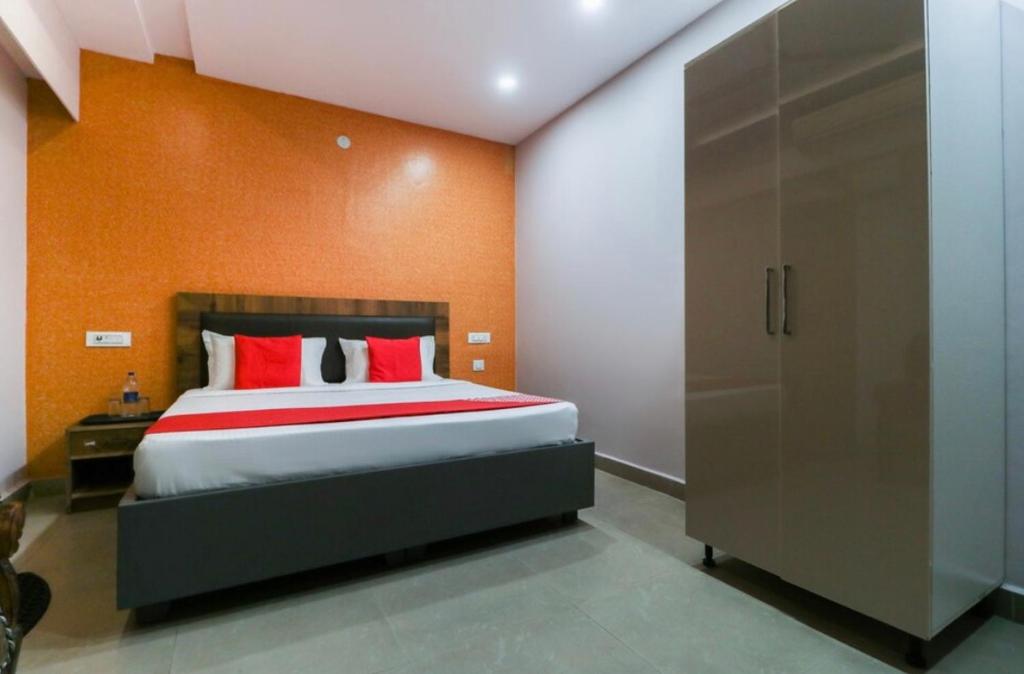 sypialnia z dużym łóżkiem z czerwonymi poduszkami w obiekcie Hotel sagar villa w mieście Karnal
