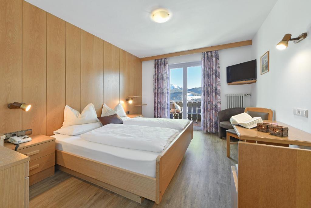 Postel nebo postele na pokoji v ubytování Panoramahotel Obkircher