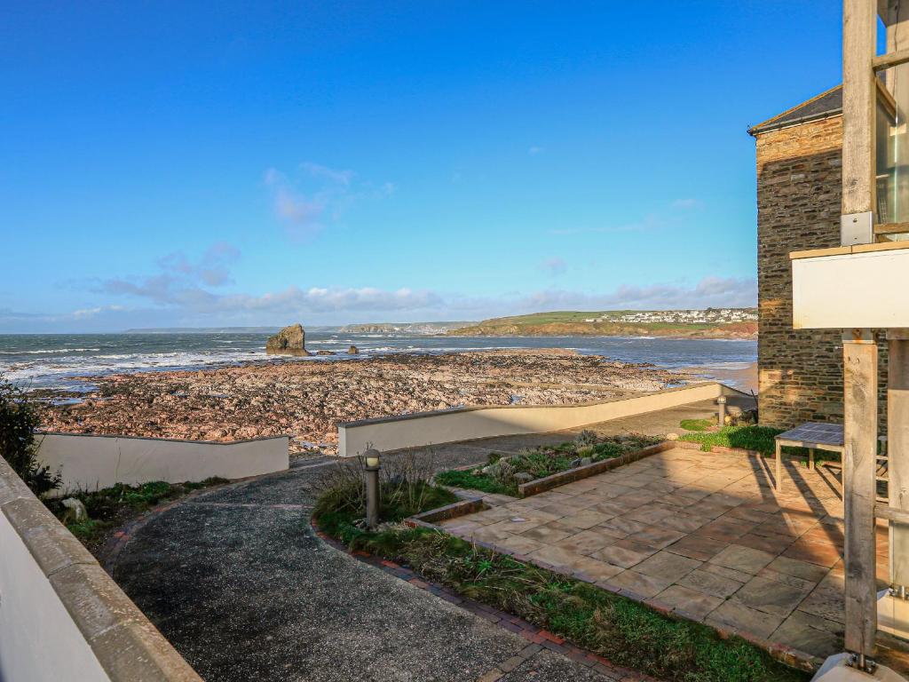 a walkway to the beach from a building at 7 Thurlestone Rock in Kingsbridge