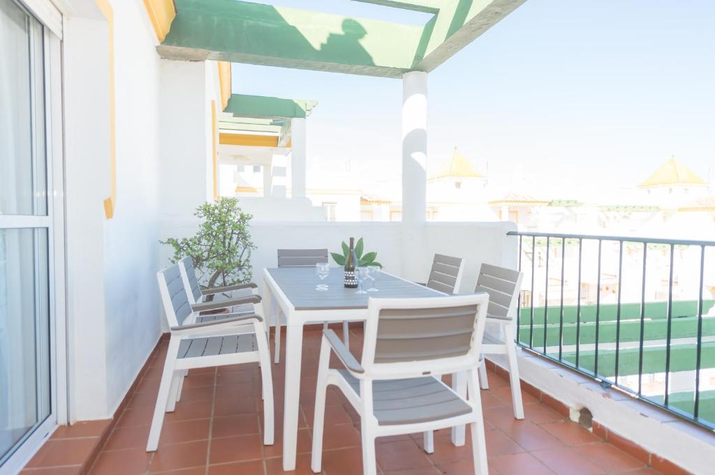 Balkón alebo terasa v ubytovaní Terraza vista piscina