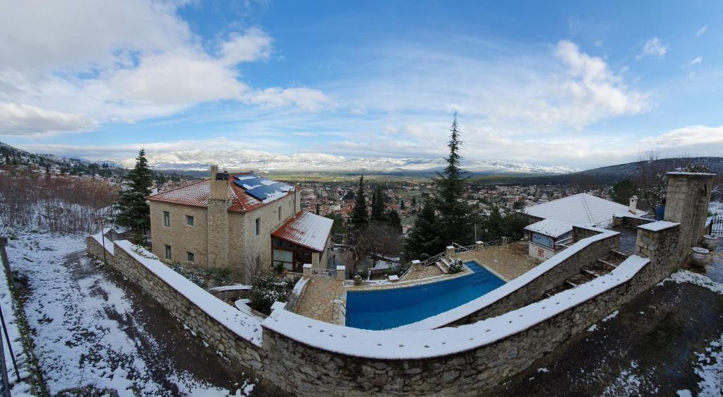 Nespecifikovaný výhled na hory nebo výhled na hory při pohledu z hotelu