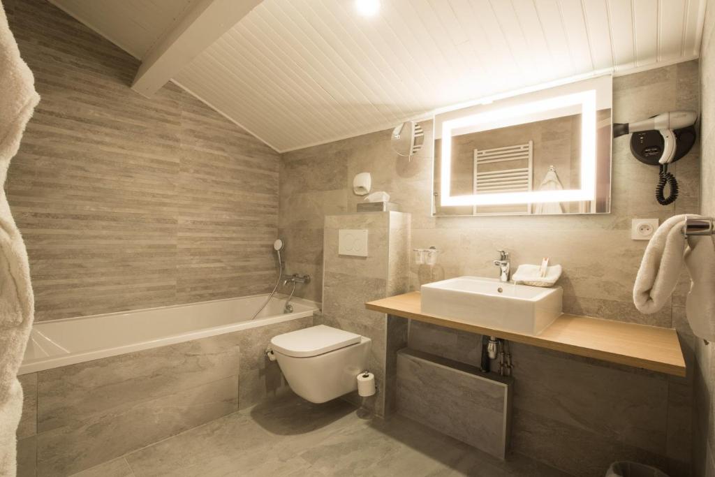 Koupelna v ubytování Logis Hotel Le Petit Casset