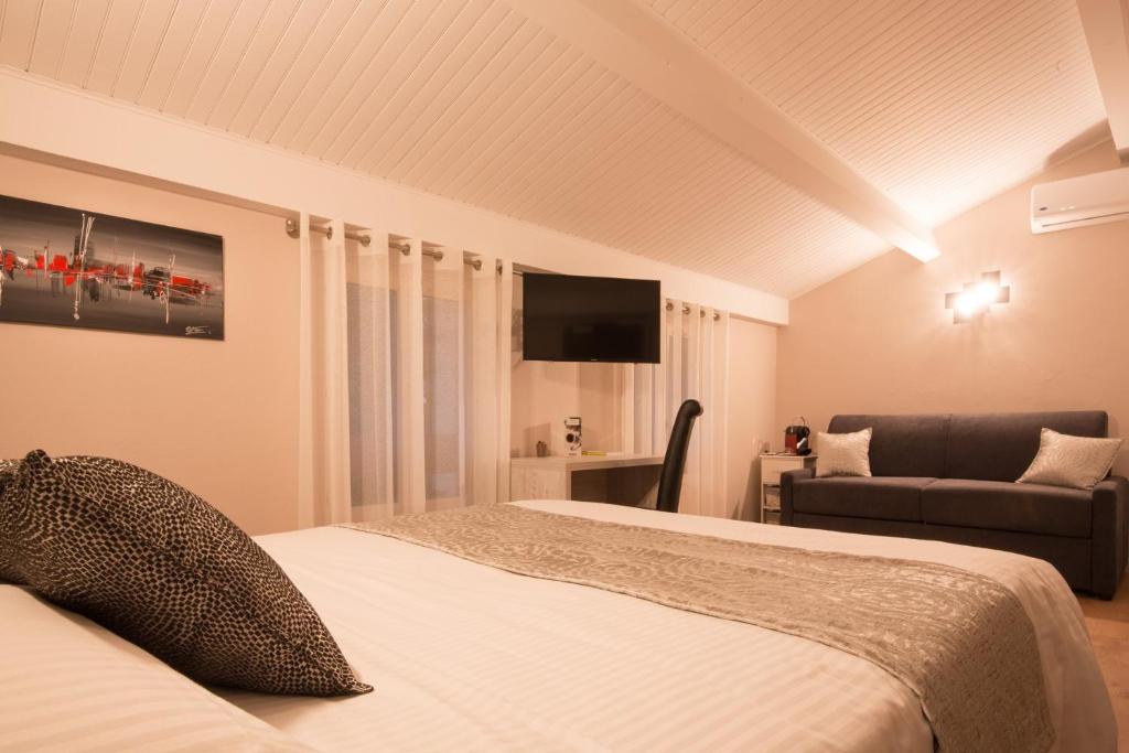 Gallery image of Logis Hotel Le Petit Casset in La Boisse