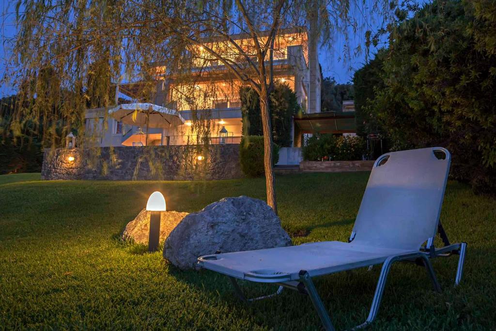 A garden outside Marina View Luxury Home