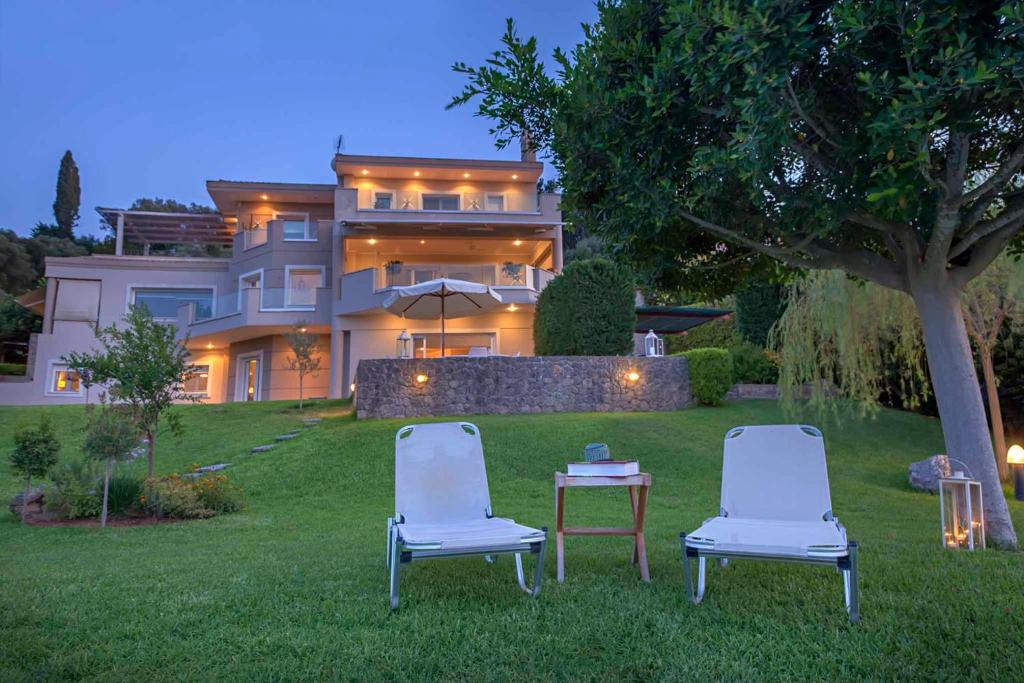 A garden outside Marina View Luxury Home