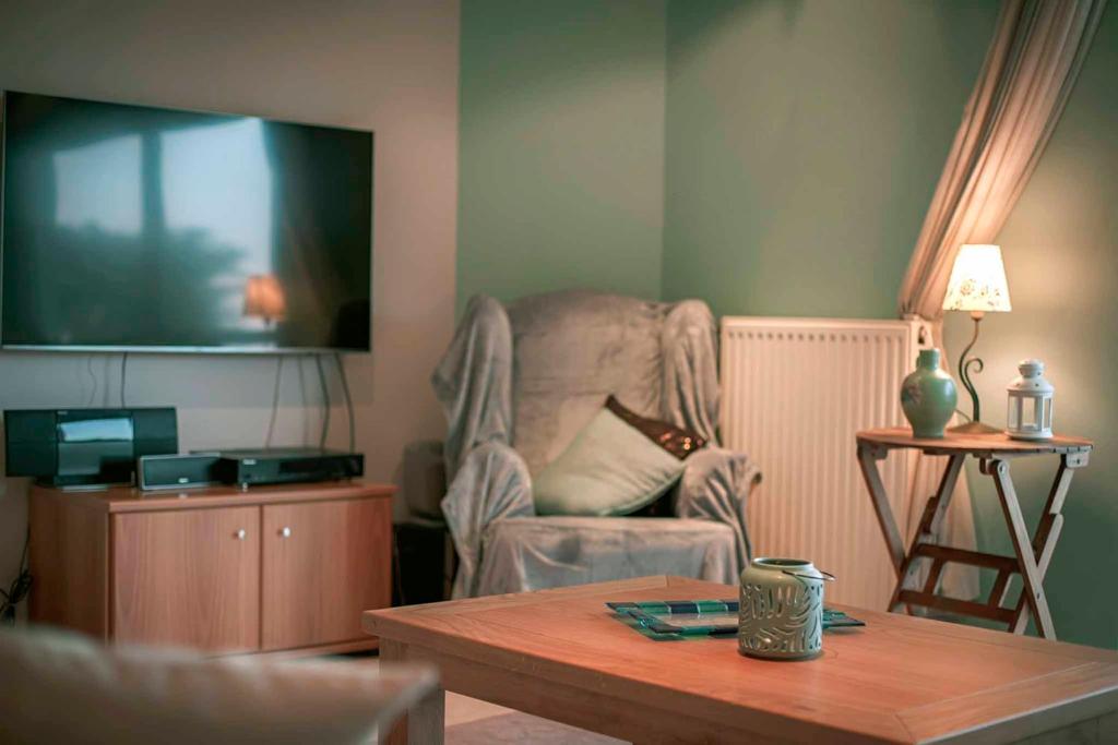 A television and/or entertainment centre at Marina View Luxury Home