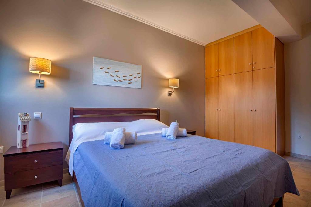 A bed or beds in a room at Marina View Luxury Home