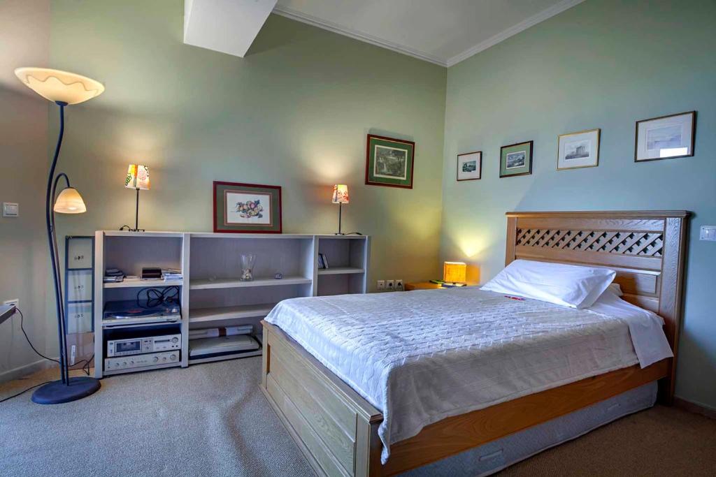 A bed or beds in a room at Marina View Luxury Home