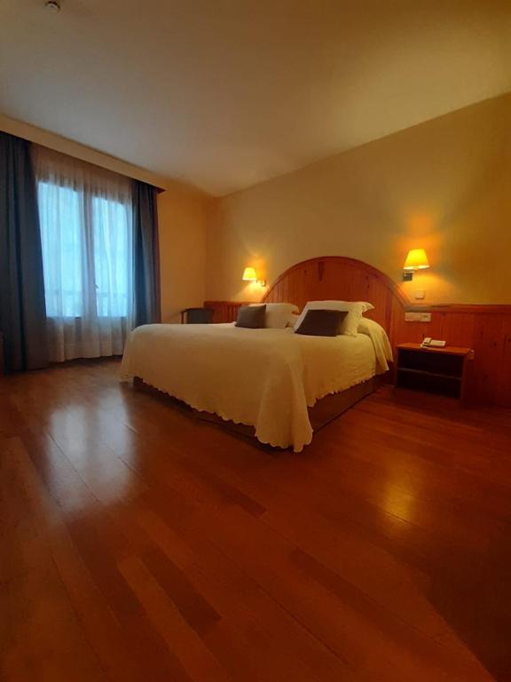 Postel nebo postele na pokoji v ubytování Hotel Estanys Blaus