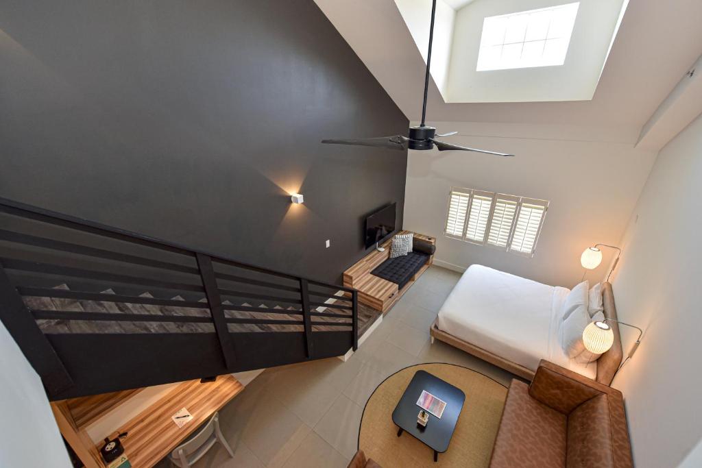 Postel nebo postele na pokoji v ubytování The Locale Hotel Grand Cayman