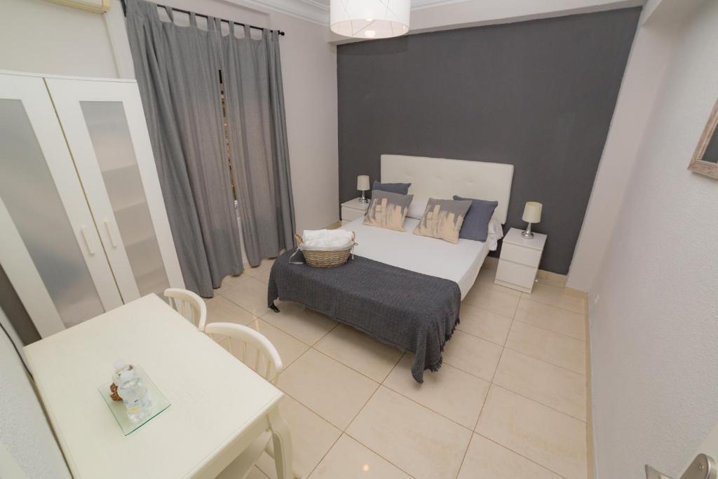 1 dormitorio con 1 cama, mesa y sillas en Old Town Alicante en Alicante