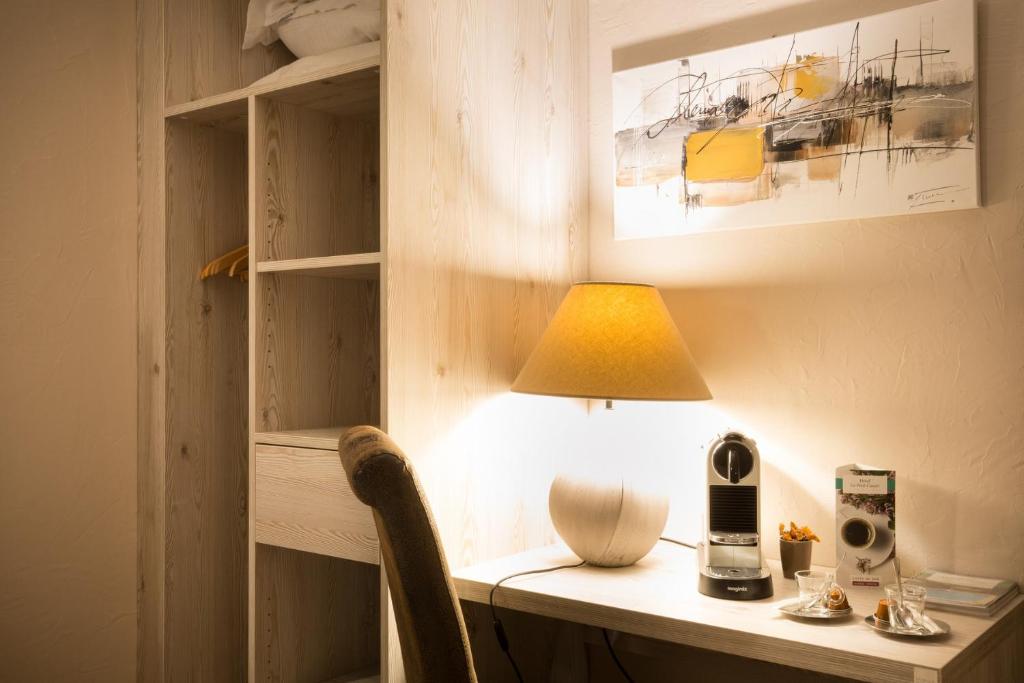 Příslušenství pro přípravu čaje a kávy v ubytování Logis Hotel Le Petit Casset