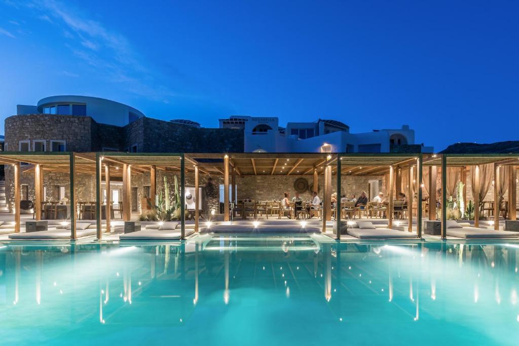 Bazén v ubytovaní Rocabella Mykonos Hotel alebo v jeho blízkosti