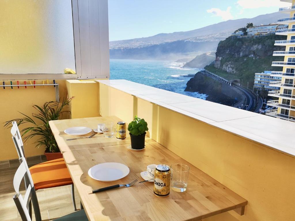 stolik w pokoju z widokiem na ocean w obiekcie Vista Paraíso by TOR w Puerto de la Cruz