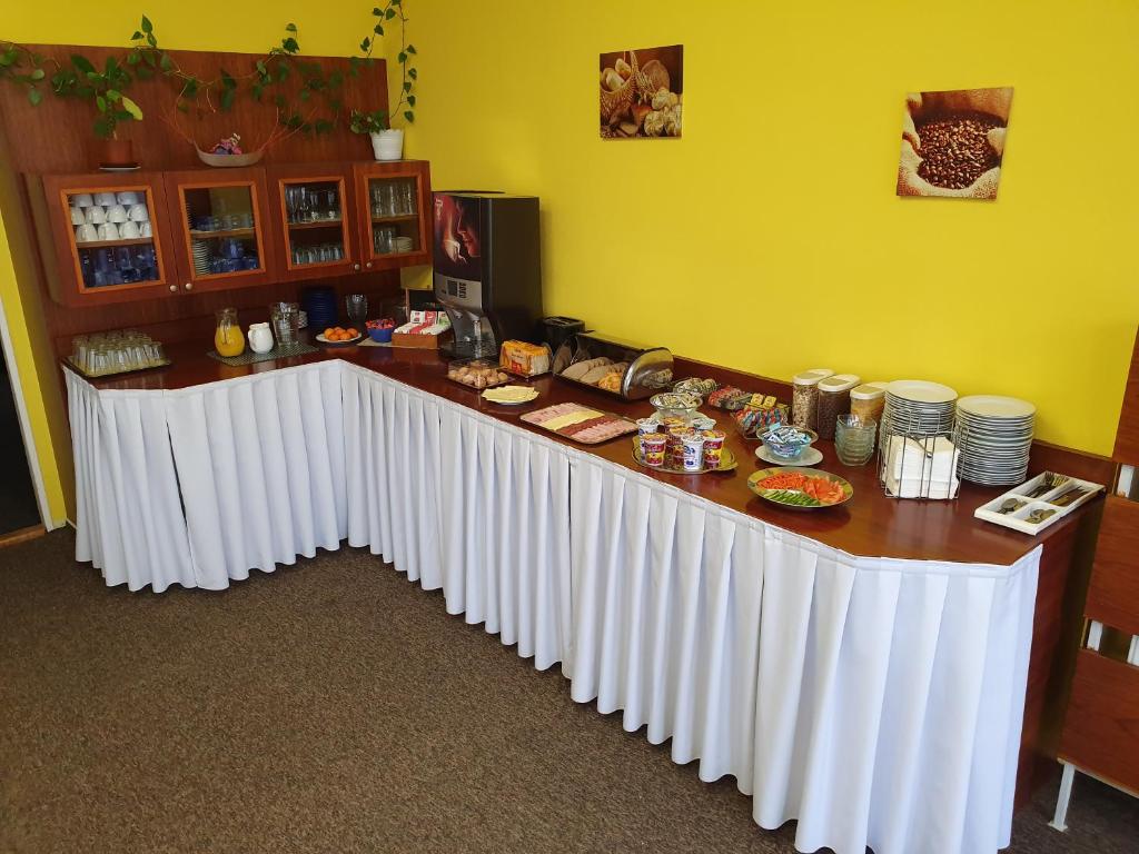 a large table with a long white table cloth at Penzion Starr in Havlíčkŭv Brod