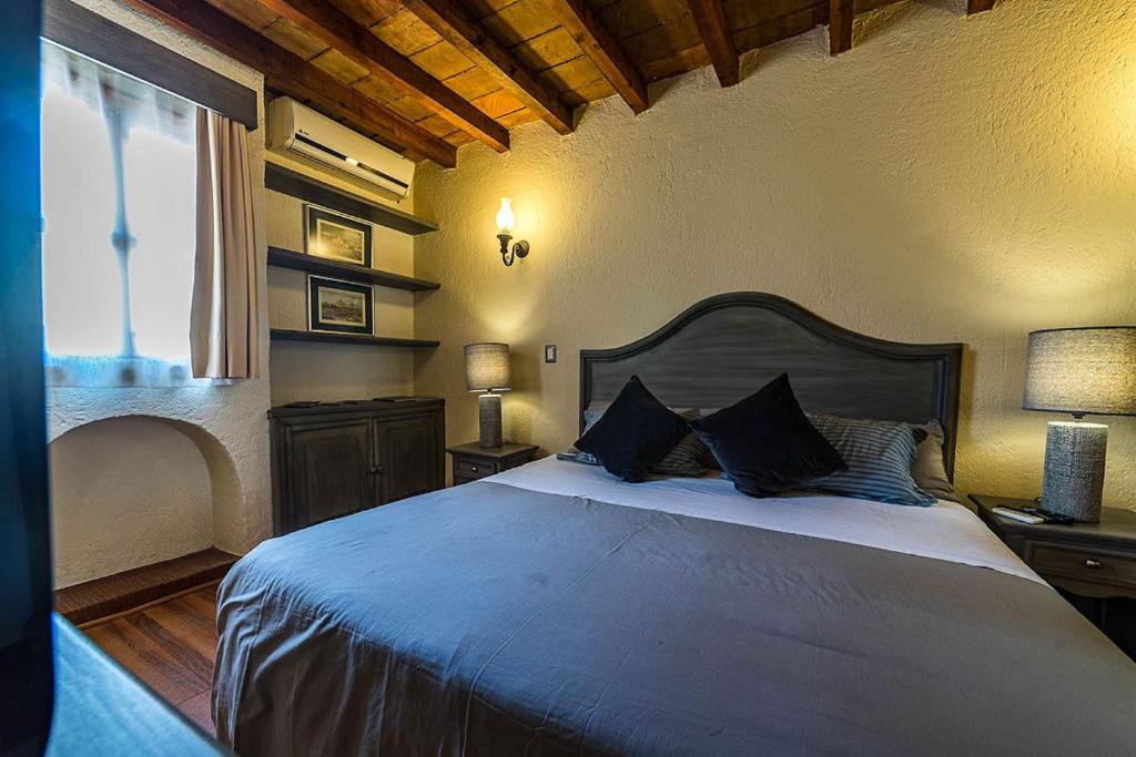 Postel nebo postele na pokoji v ubytování Mesón de la Merced Hotel Boutique Patio & Spa