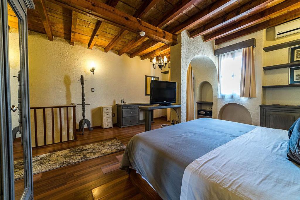 Postel nebo postele na pokoji v ubytování Mesón de la Merced Hotel Boutique Patio & Spa