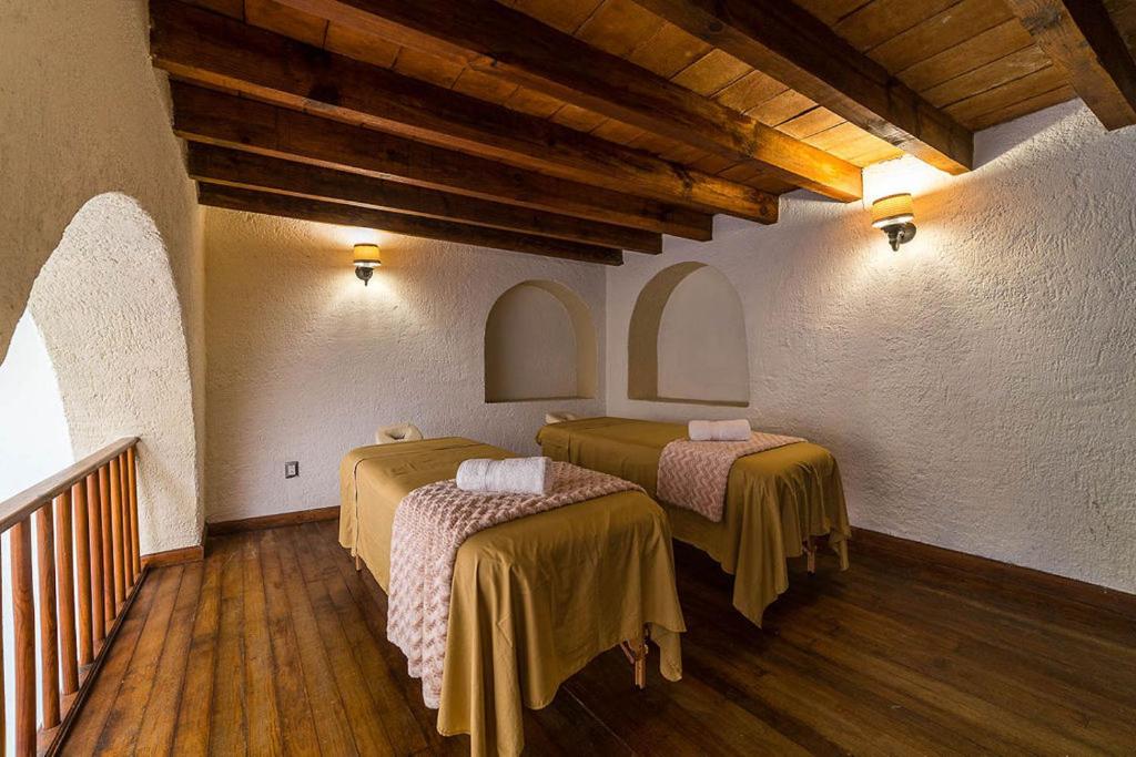 Postel nebo postele na pokoji v ubytování Mesón de la Merced Hotel Boutique Patio & Spa
