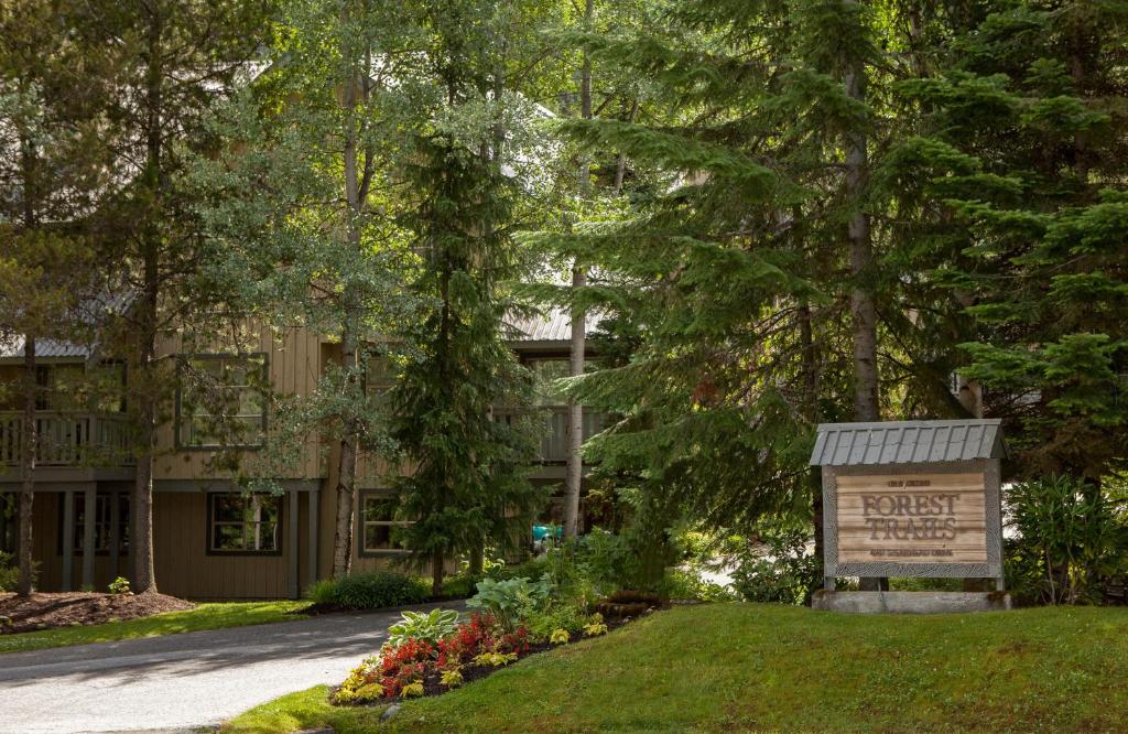 un panneau devant un bâtiment avec des arbres dans l'établissement Forest Trails by Whistler Premier, à Whistler