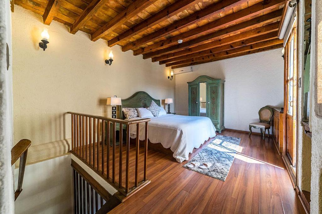 Postel nebo postele na pokoji v ubytování Mesón de la Merced Hotel Boutique Patio & Spa