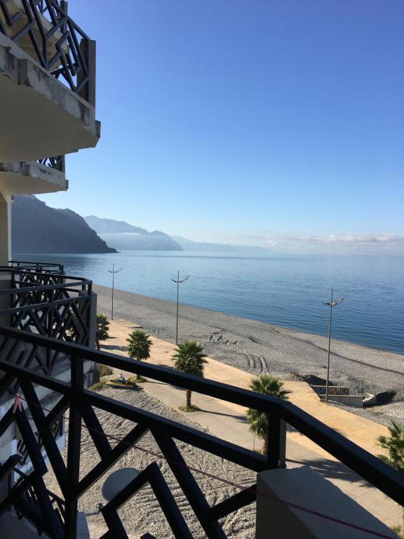 uma vista para a praia a partir da varanda de uma casa em Kvariati apartamenrs em Kvariati