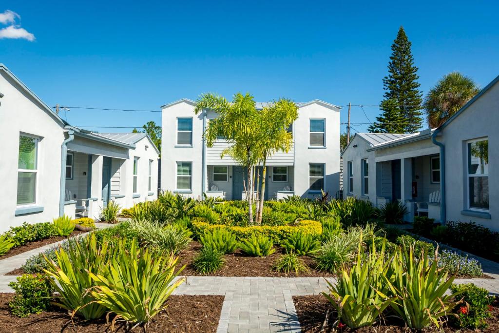 une maison avec un jardin en face dans l'établissement Silver Sands, à St. Pete Beach