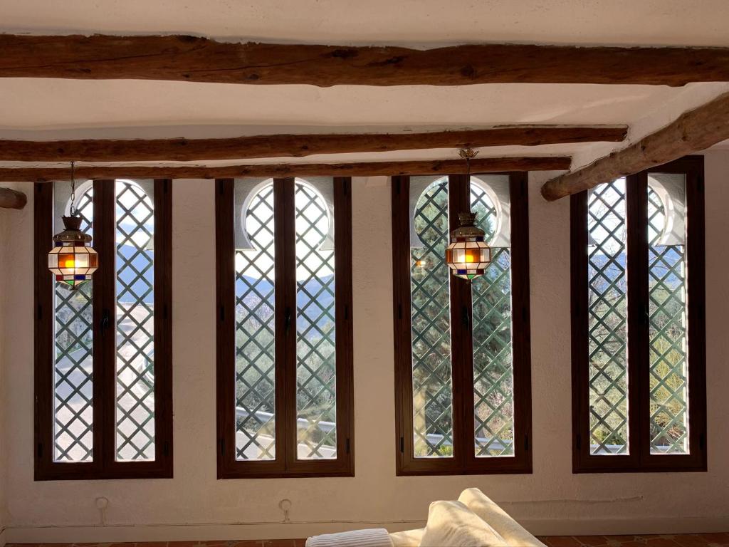 una fila de vidrieras en una habitación en Villa Loza Dorada, en Lanjarón