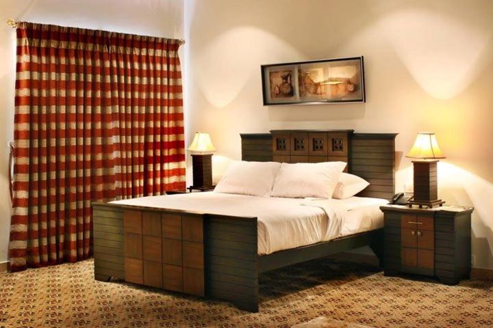 Tempat tidur dalam kamar di Marian Hotel