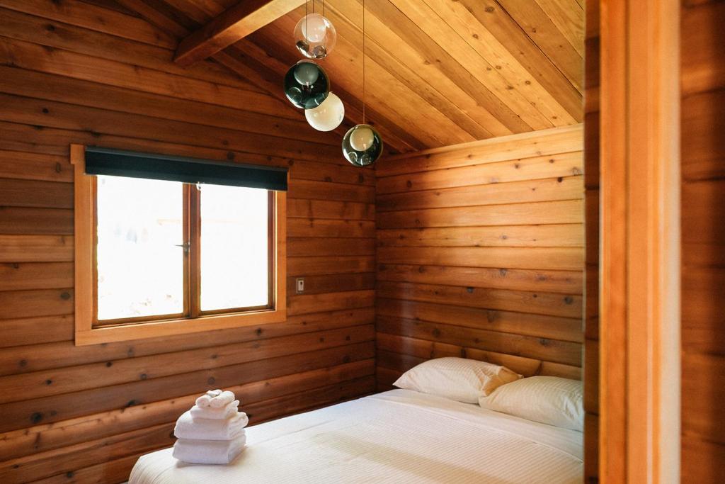 Ένα ή περισσότερα κρεβάτια σε δωμάτιο στο Bodega Ridge & Cove Cabins