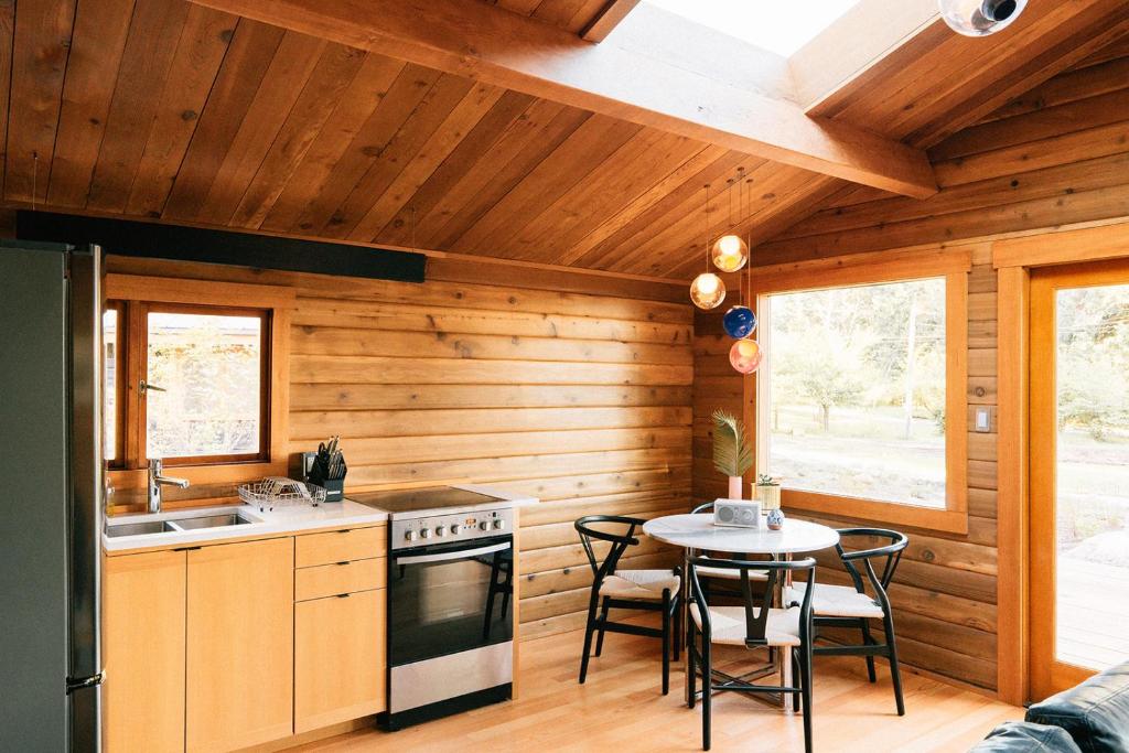 Η κουζίνα ή μικρή κουζίνα στο Bodega Ridge & Cove Cabins