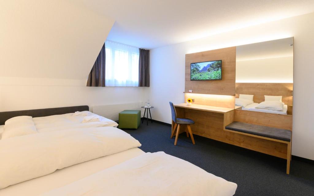 Postel nebo postele na pokoji v ubytování Romantik Hotel & Restaurant Sternen