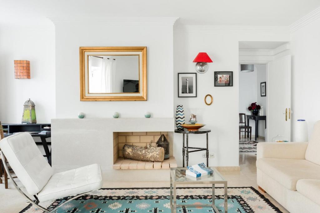 een woonkamer met een open haard en een spiegel bij Soul of Lisbon - V in Lissabon