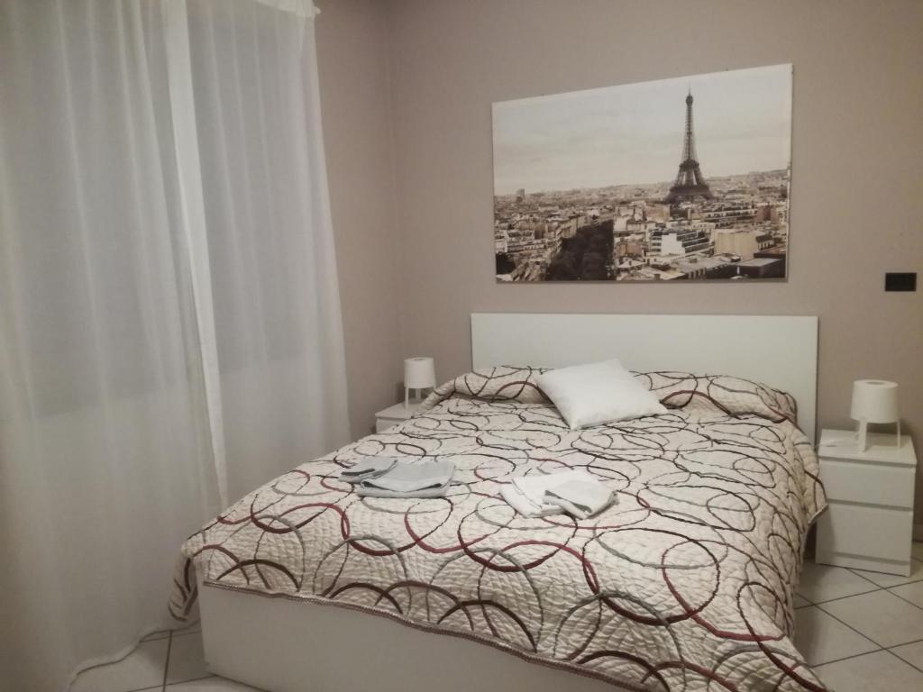 um quarto com uma cama e uma fotografia da Torre Eiffel em I capricci dell'Etna 2 di Puglisi em Mascalucia