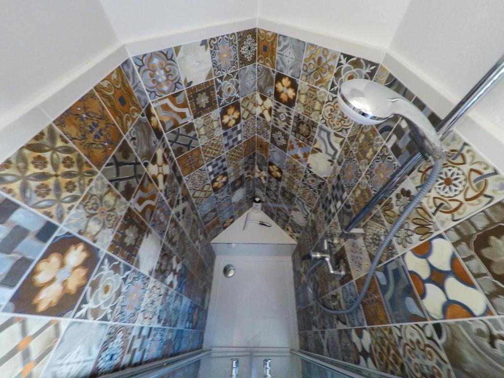 uma escadaria em azulejo com uma parede em mosaico em Apartamenty w Wieży em Świdnica