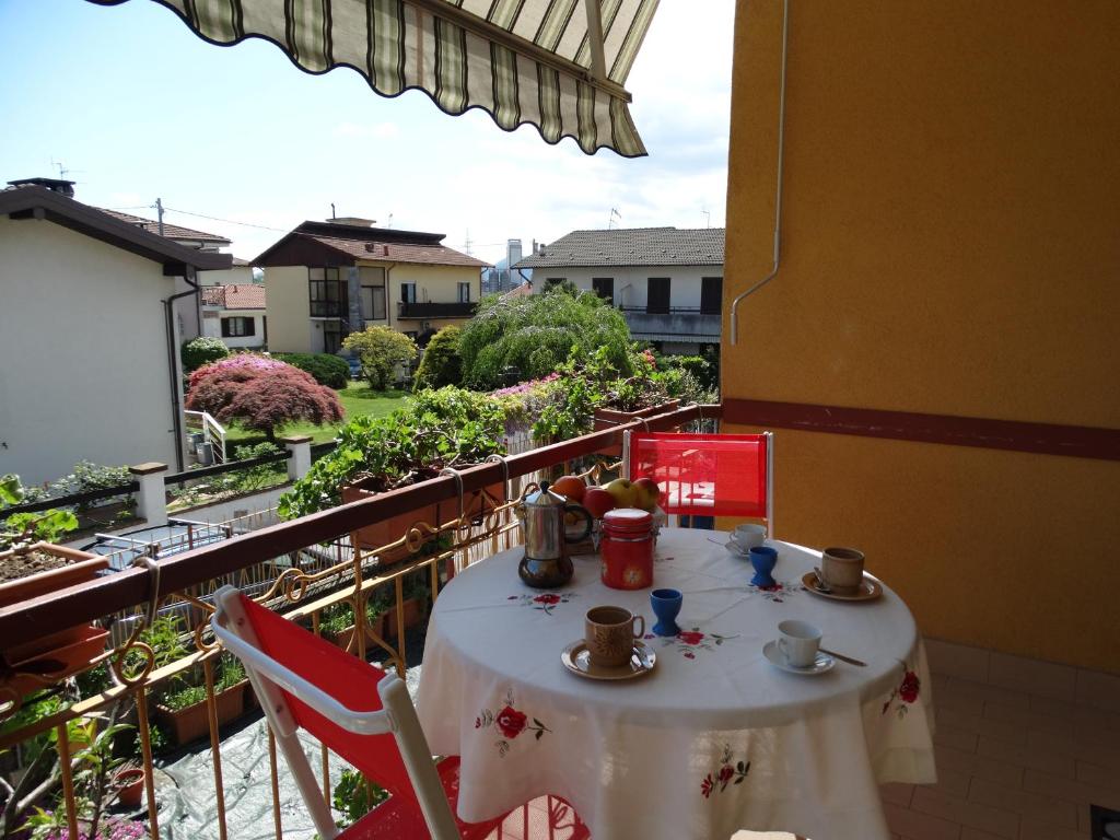 una mesa y sillas en un balcón con vistas en Il nido del merlo Parcheggio e giardino en Verbania