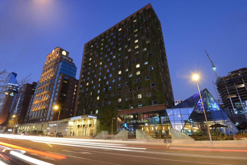 una ciudad con edificios altos y una calle por la noche en InterContinental Santiago, an IHG Hotel en Santiago