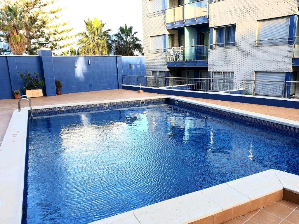 einem großen Pool vor einem Gebäude in der Unterkunft Los Locos Beach Apartments in Torrevieja