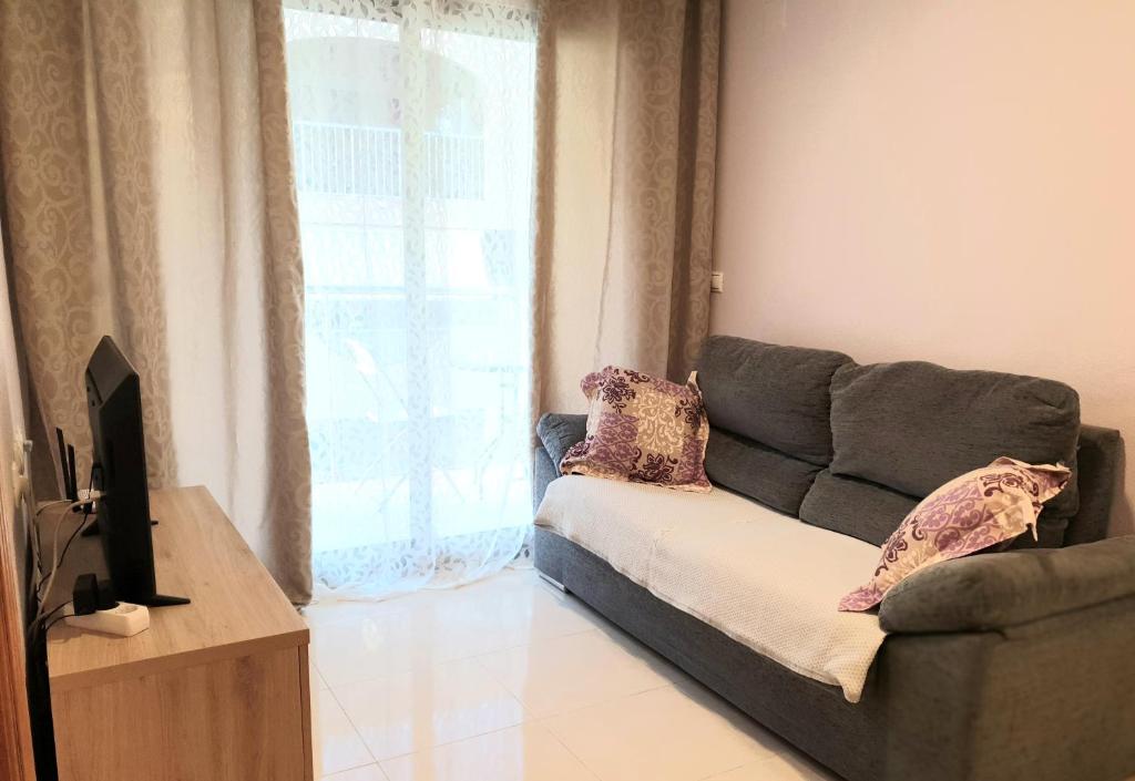 Televízia a/alebo spoločenská miestnosť v ubytovaní Los Locos Beach Apartments