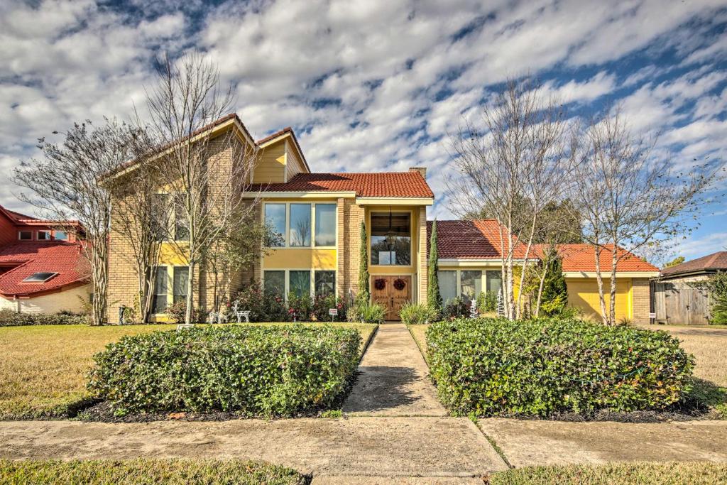 une maison jaune avec un toit rouge dans l'établissement Houston Apt with Private Balcony 14 Mi to Downtown!, à Houston