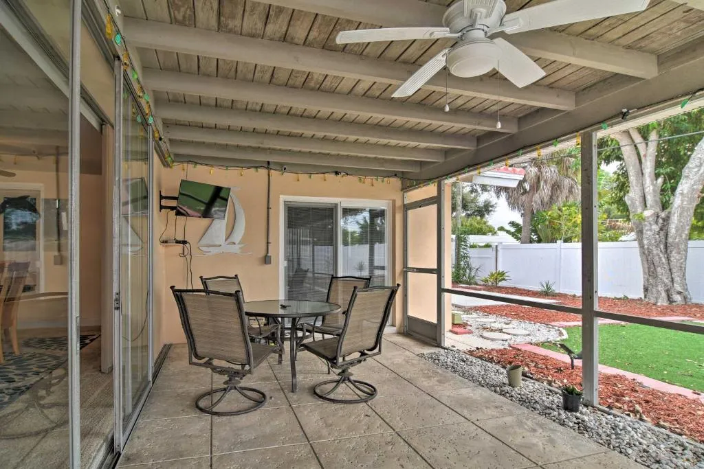 Coastal Getaway Less Than 3.5 Mi to St. Pete Beach!, Kudrovo, United States